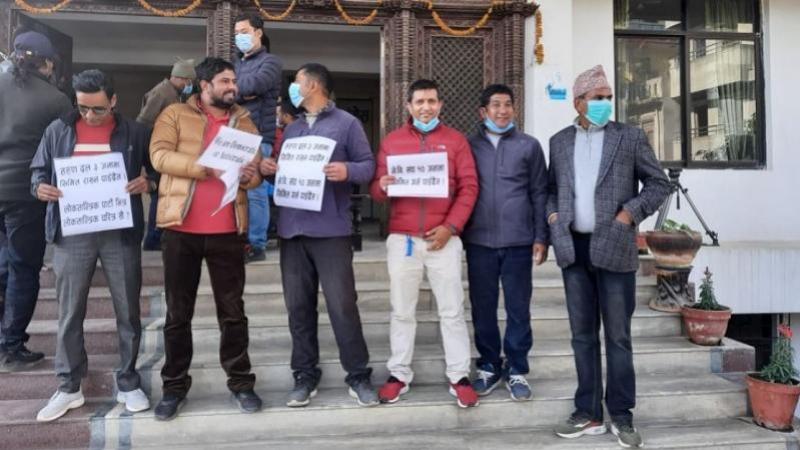 Headline Nepal : Online News Portal | Nevisngha and Tarun Dal performance  started in Sanepa demanding completion Of Demonstration